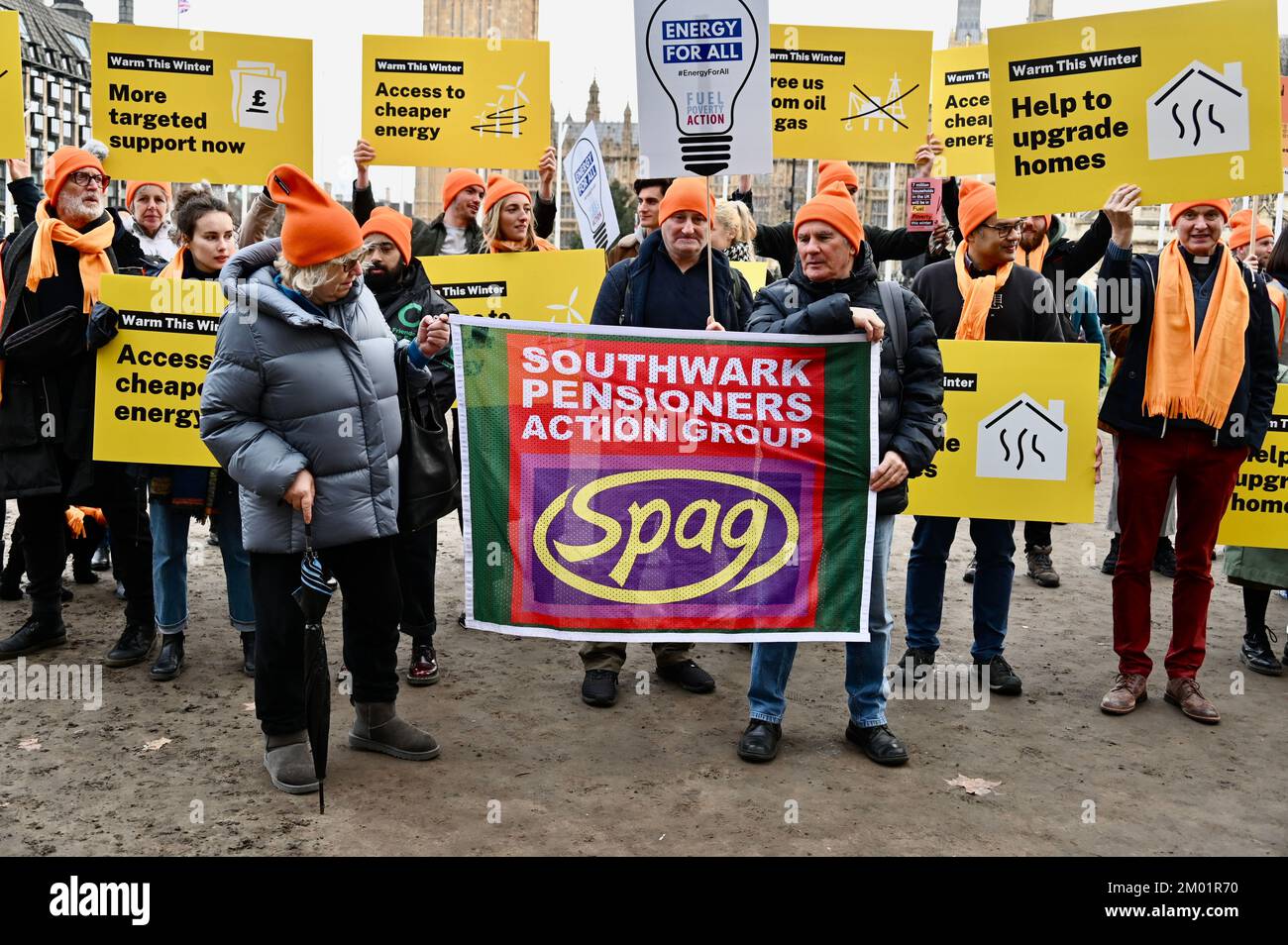 Londra, Regno Unito. Warm This Winter i sostenitori si sono Uniti a un raduno in Piazza del Parlamento come parte di una Giornata Nazionale d'azione per chiedere che il governo faccia di più per tenerci caldi quest'inverno. 7 milioni di famiglie nel Regno Unito si troveranno in una situazione di povertà energetica se non si intraprenderà alcuna azione. Credit: michael melia/Alamy Live News Foto Stock