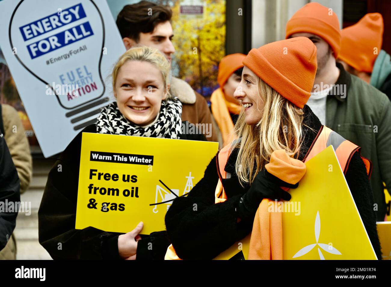 Londra, Regno Unito. Warm This Winter i sostenitori si sono Uniti a un raduno in Piazza del Parlamento come parte di una Giornata Nazionale d'azione per chiedere che il governo faccia di più per tenerci caldi quest'inverno. 7 milioni di famiglie nel Regno Unito si troveranno in una situazione di povertà energetica se non si intraprenderà alcuna azione. Credit: michael melia/Alamy Live News Foto Stock