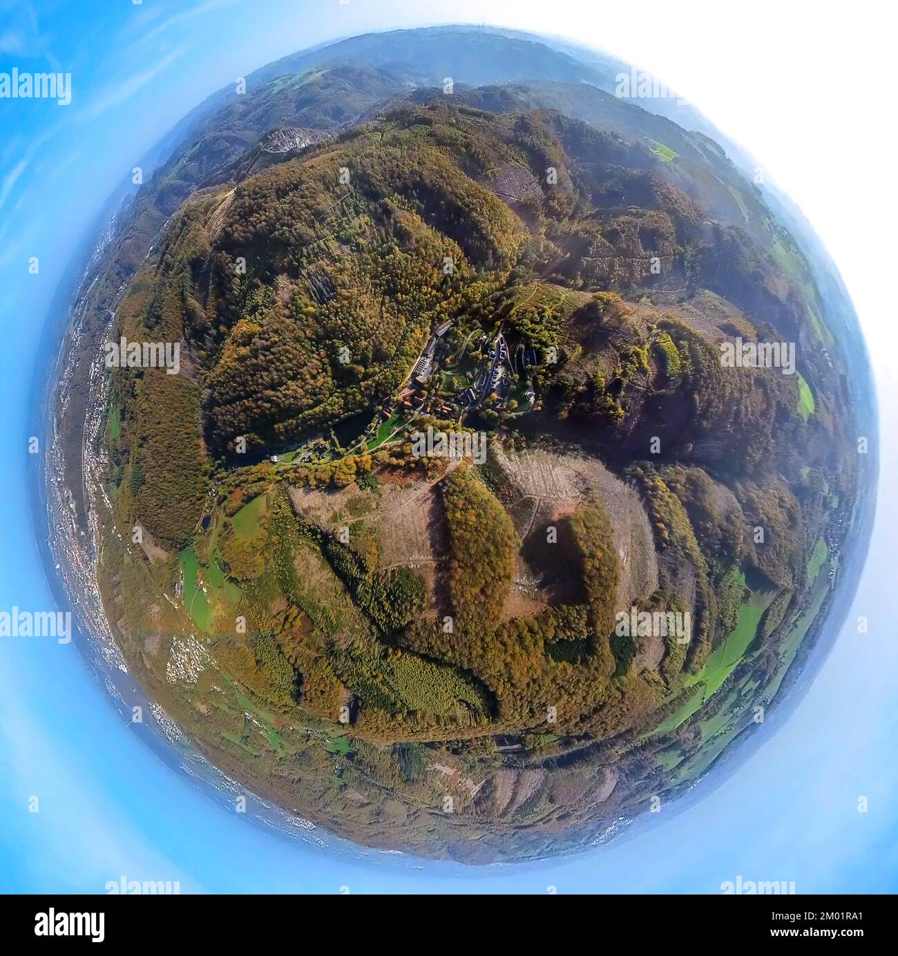 Veduta aerea, LWL-Freilichtmuseum Hagen, Selbecke foresta nei colori autunnali, danni alla foresta, colpo di fisheye, colpo di occhio di pesce, colpo a 360 gradi, Eilpe, Hag Foto Stock