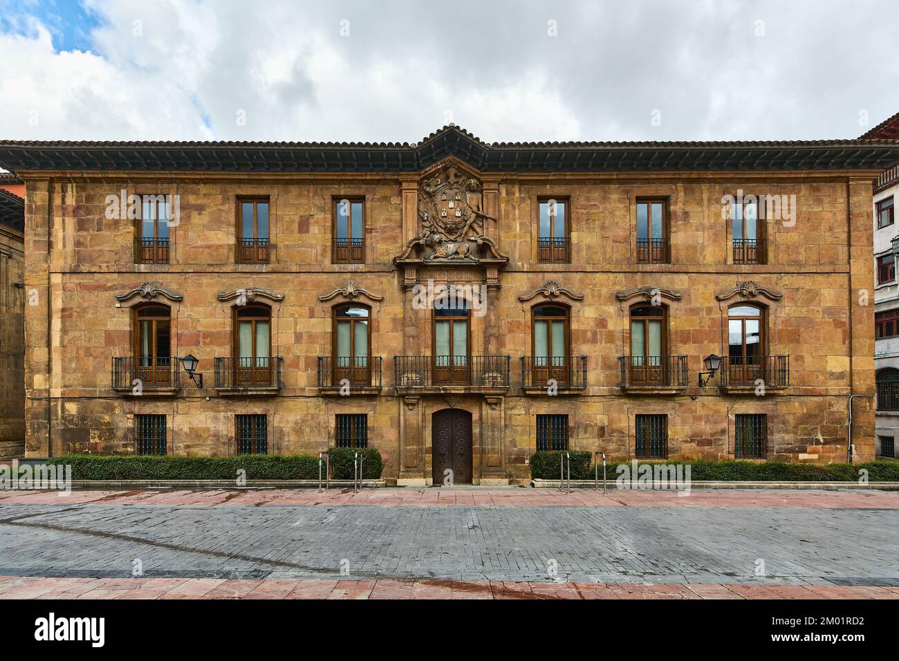 Facciata del palazzo Valdecarzana costruito tra il 1627-1629 da Diego de Miranda nella piazza della cattedrale della città di Oviedo, Asturie, Spagna. Foto Stock