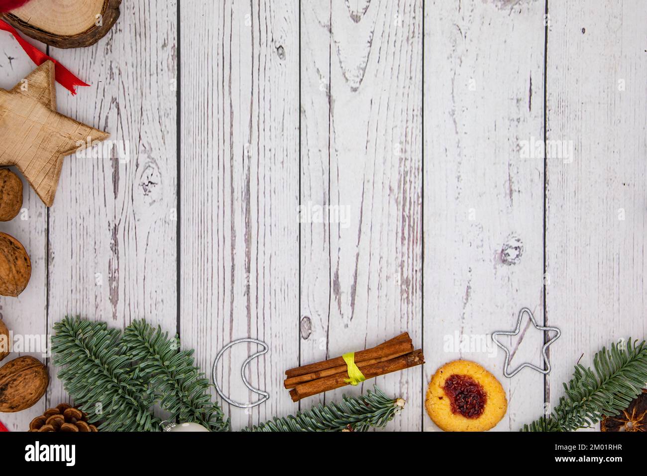 Decorazione dell'Avvento come biglietto di Natale con un ramo di pino e biscotti così come lo spazio per il testo per progettare te stesso Foto Stock