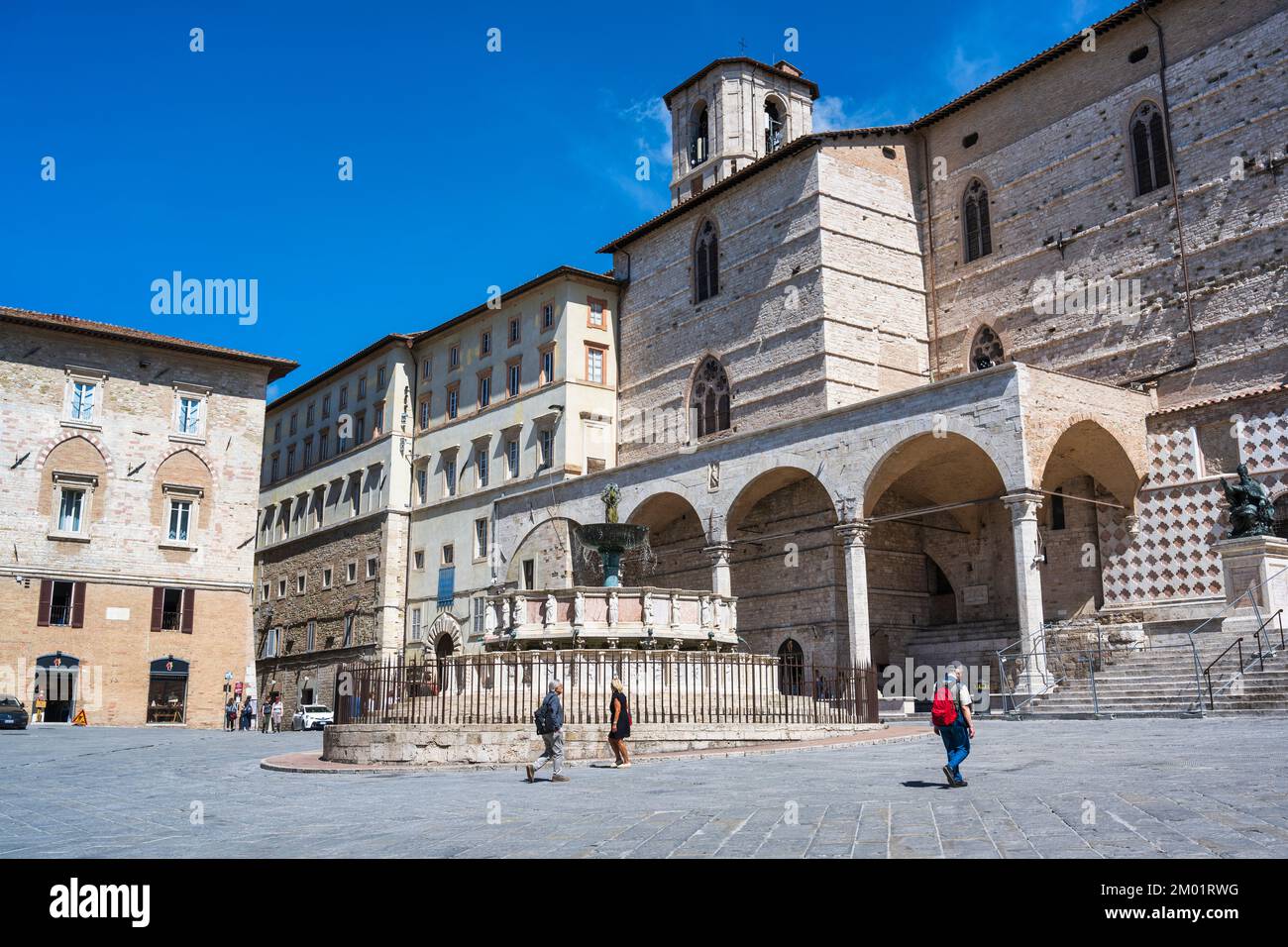 Fontana maggiore medievale di fronte al Duomo di Perugia (Cattedrale di San Lorenzo) in Piazza IV Novembre a Perugia, Umbria, Italia Foto Stock