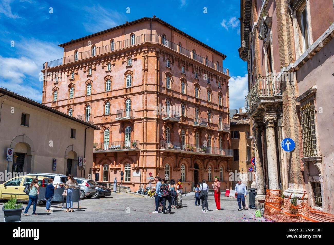 Raduno di nozze vicino a Palazzo Stocchi in Piazza Francesco Morlacchi a Perugia, Umbria, Italia Foto Stock