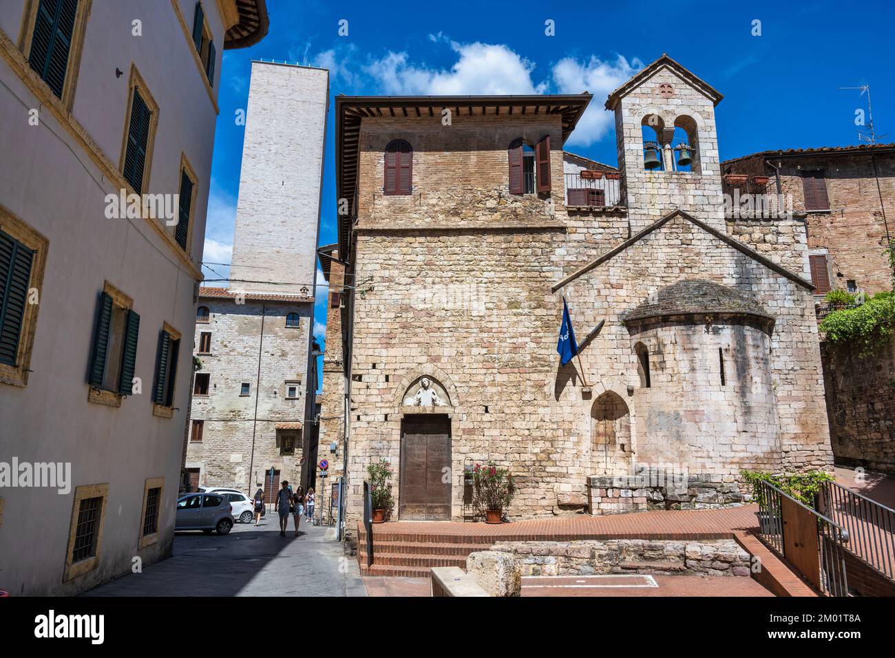 Chiesa dei Santi Stefano e Valentino, con la Torre degli Sciri sulla sinistra sullo sfondo, in Via dei Priori a Perugia, Umbria, Italia Foto Stock