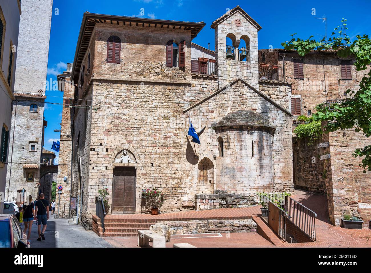 Chiesa dei Santi Stefano e Valentino, con la Torre degli Sciri sulla sinistra sullo sfondo, in Via dei Priori a Perugia, Umbria, Italia Foto Stock