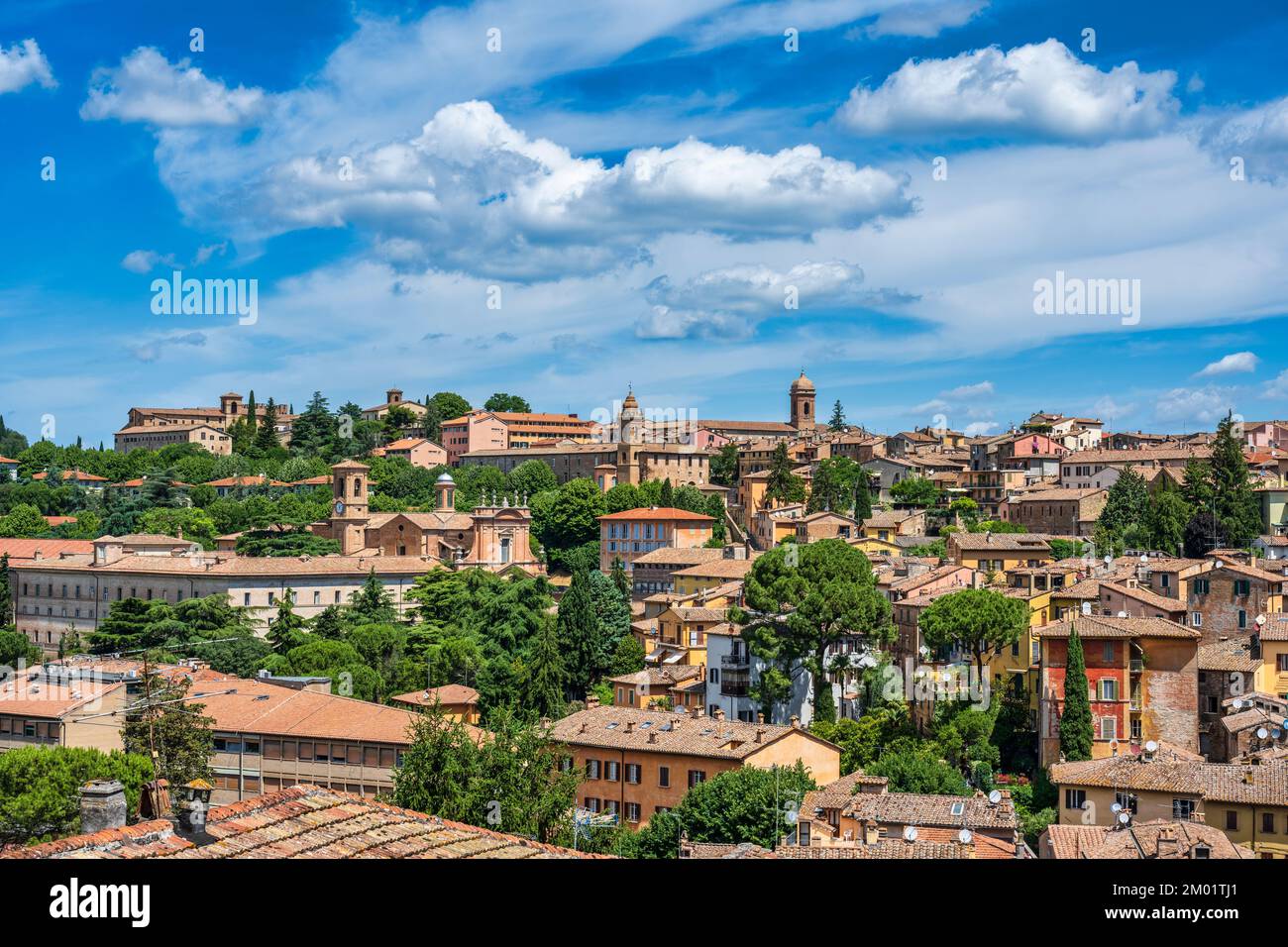 Vista dal ponte di Via Cesare Battisti verso nord verso chiese e monasteri nel quartiere di porta Sant’Angelo di Perugia in Umbria Foto Stock