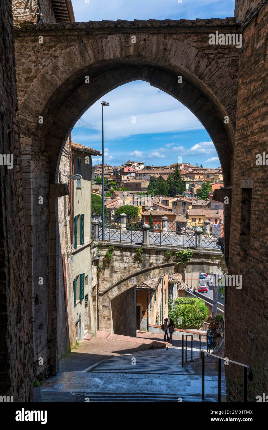 Scalinata che scende sotto il ponte di Via Cesare Battisti fino all'acquedotto medievale (Via dell'Acquedotto) di Perugia, Umbria, Italia Foto Stock