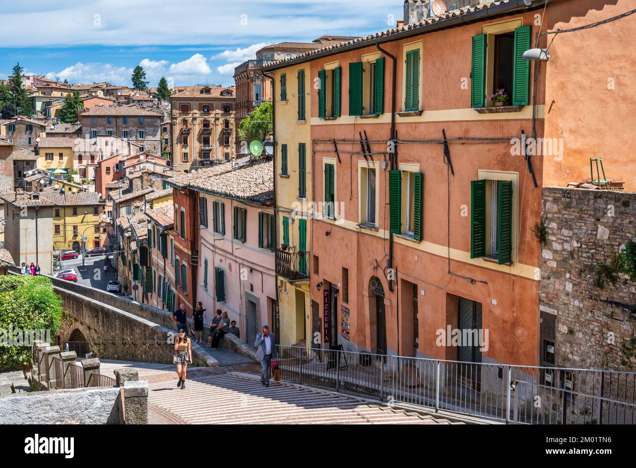 Edificio colorato accanto all'acquedotto medievale (Via dell'Acquedotto) a Perugia, Umbria, Italia Foto Stock