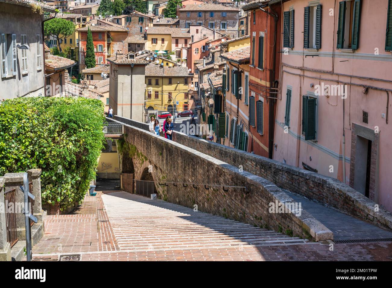 Edificio colorato accanto all'acquedotto medievale (Via dell'Acquedotto) a Perugia, Umbria, Italia Foto Stock