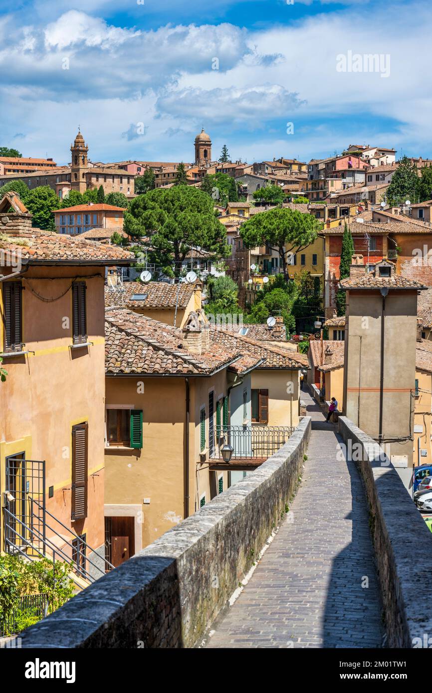 Lungo l'acquedotto medievale (Via dell'Acquedotto) fino al quartiere di porta Sant'Angelo di Perugia in Umbria Foto Stock