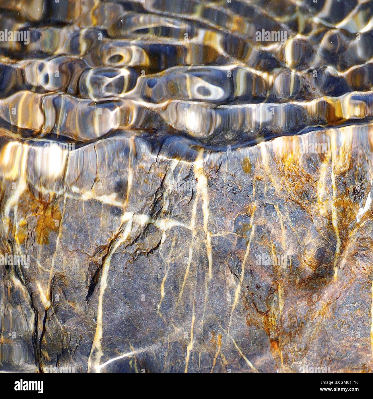Immagine astratta a colori, che mostra acque costiere poco profonde o piscine rocciose in un ambiente veramente selvaggio, l'immagine è un colore astratto Foto Stock