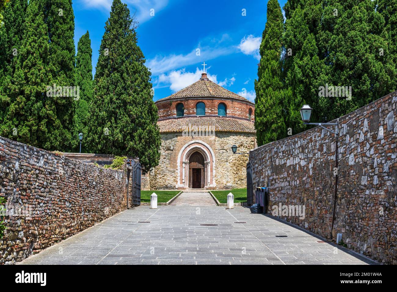 Partenza per la Chiesa di San Michele Arcangelo da Via del Tempio nel quartiere di porta Sant'Angelo di Perugia in Umbria Foto Stock
