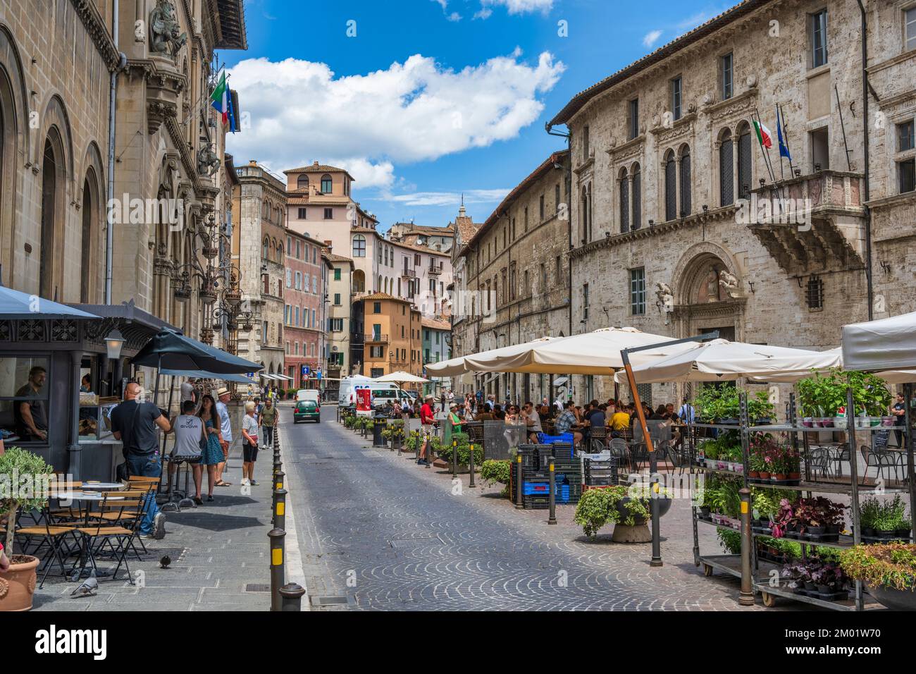 Ristoranti all'aperto su corso Vannucci nel centro storico di Perugia in Umbria Foto Stock
