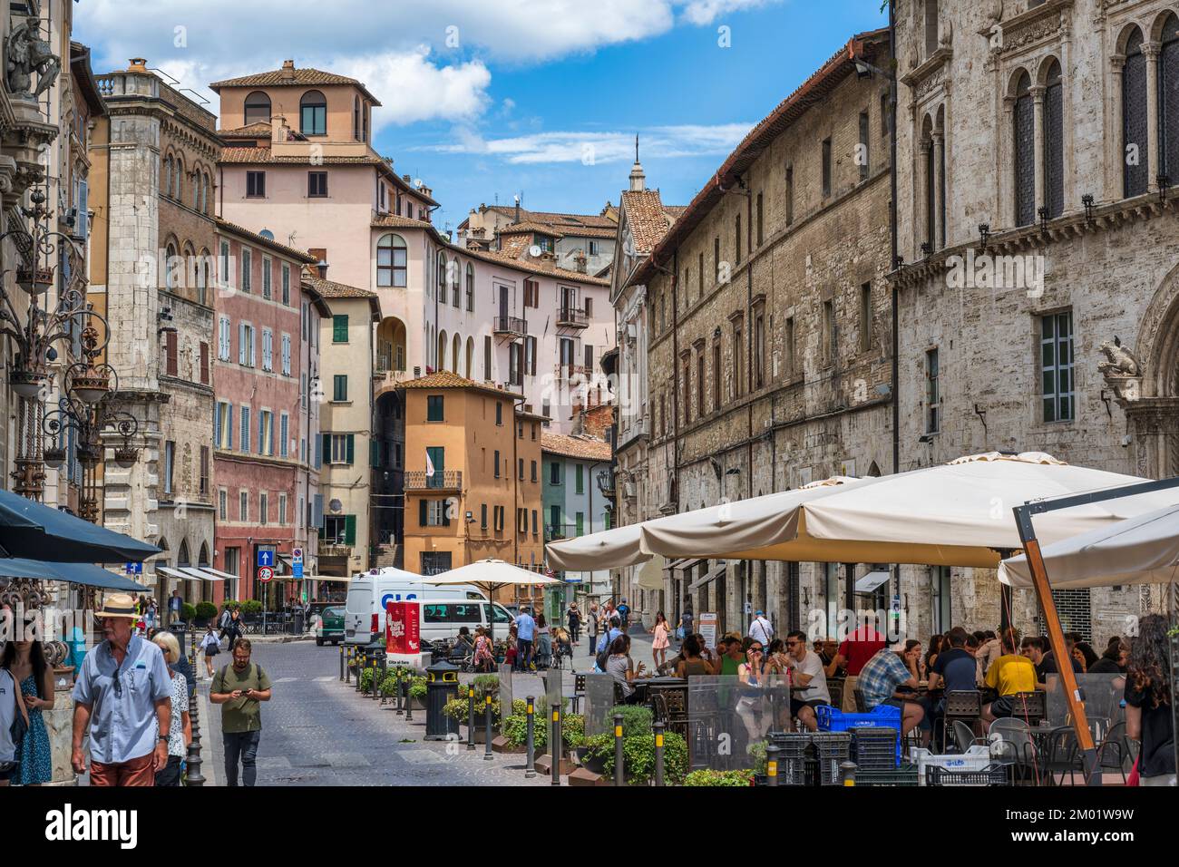 Ristoranti all'aperto su corso Vannucci nel centro storico di Perugia in Umbria Foto Stock