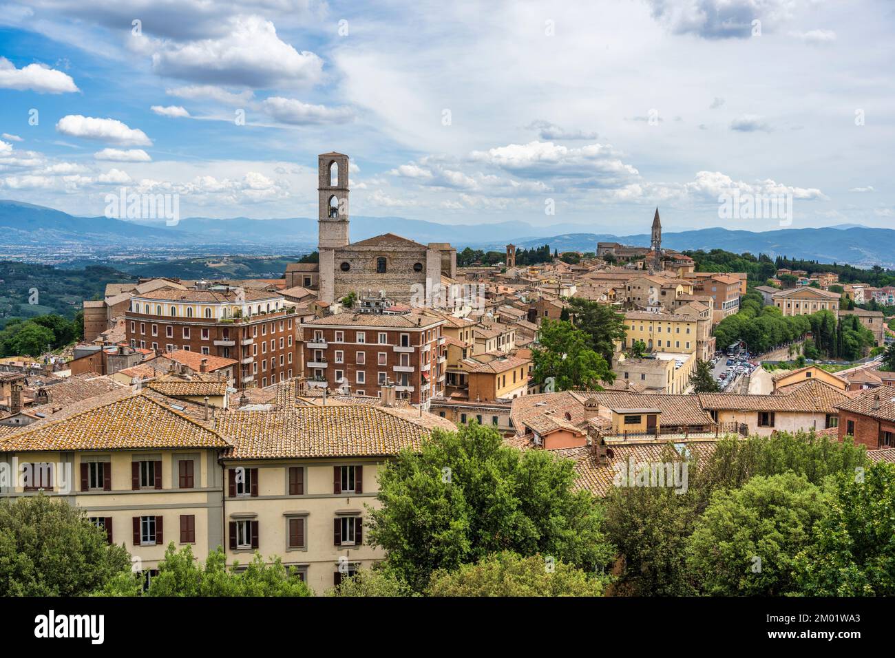 Vista verso sud-est dai Giardini Carducci, con la Basilica di San Domenico che domina lo skyline, a Perugia, Umbria, Italia Foto Stock