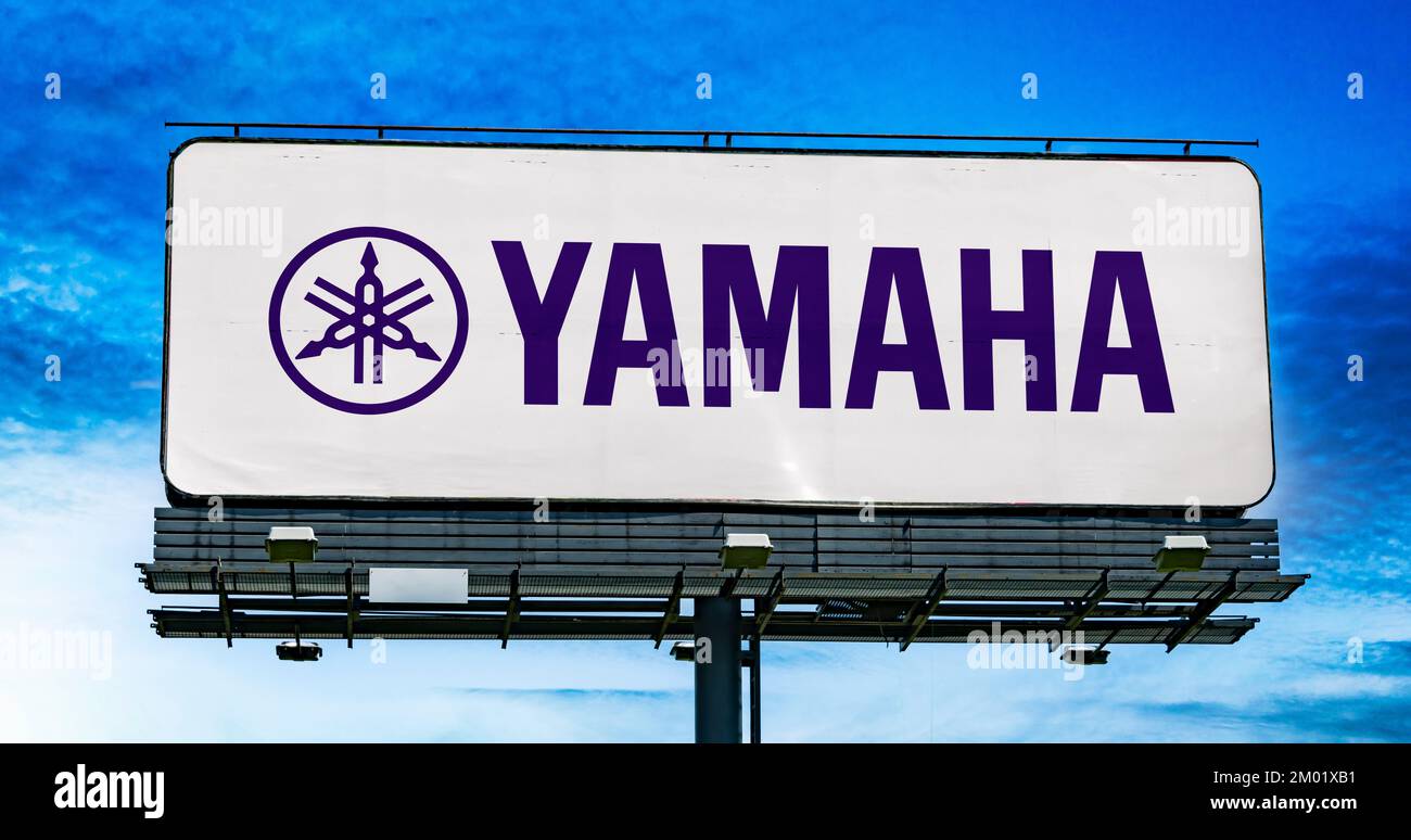 POZNAN, POL - 20 LUGLIO 2022: Affissione pubblicitaria con il logo di Yamaha Corporation, una multinazionale giapponese Foto Stock