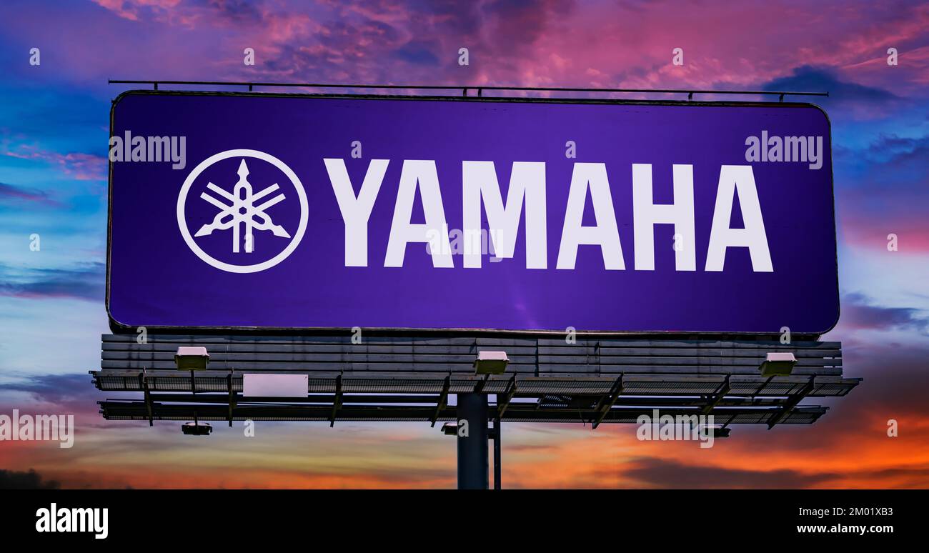 POZNAN, POL - 20 LUGLIO 2022: Affissione pubblicitaria con il logo di Yamaha Corporation, una multinazionale giapponese Foto Stock