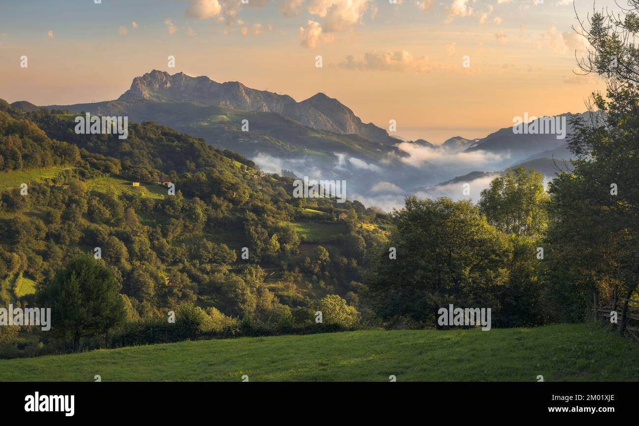Bella luce sul Monte Monsacro a Dawn, Asturie Foto Stock