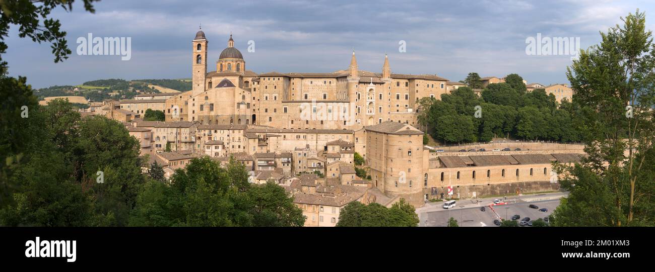 Vista panoramica sulla parte storica di Urbino, Italia, patrimonio dell'umanità dell'UNESCO Foto Stock