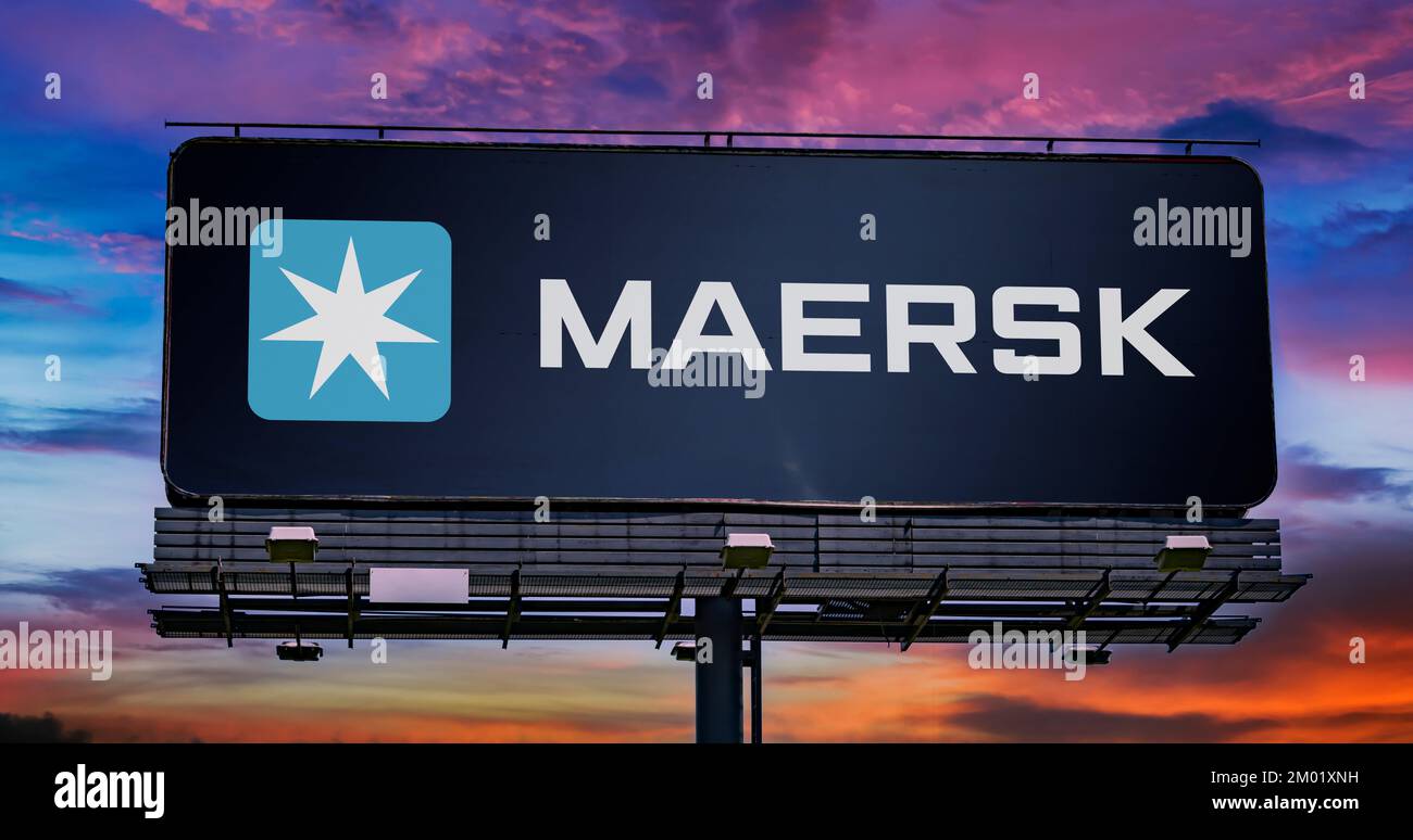 POZNAN, POL - 20 luglio 2022: Affissione pubblicitaria che mostra il logo di Maersk, una società di spedizione danese Foto Stock