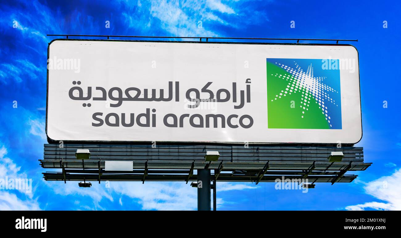 POZNAN, POL - 20 LUGLIO 2022: Affissione pubblicitaria che mostra il logo di Saudi Aramco, una società pubblica Saudita di petrolio e gas naturale con sede in Foto Stock