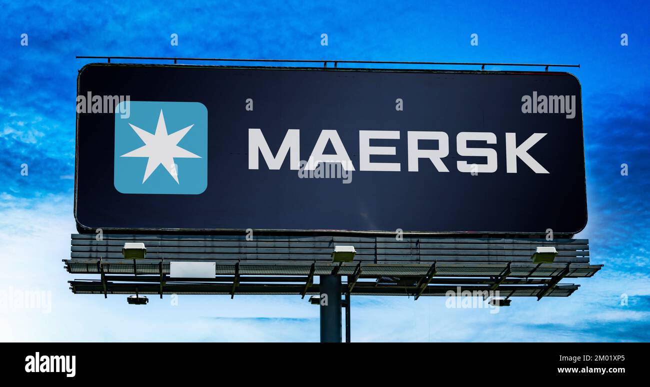 POZNAN, POL - 20 luglio 2022: Affissione pubblicitaria che mostra il logo di Maersk, una società di spedizione danese Foto Stock