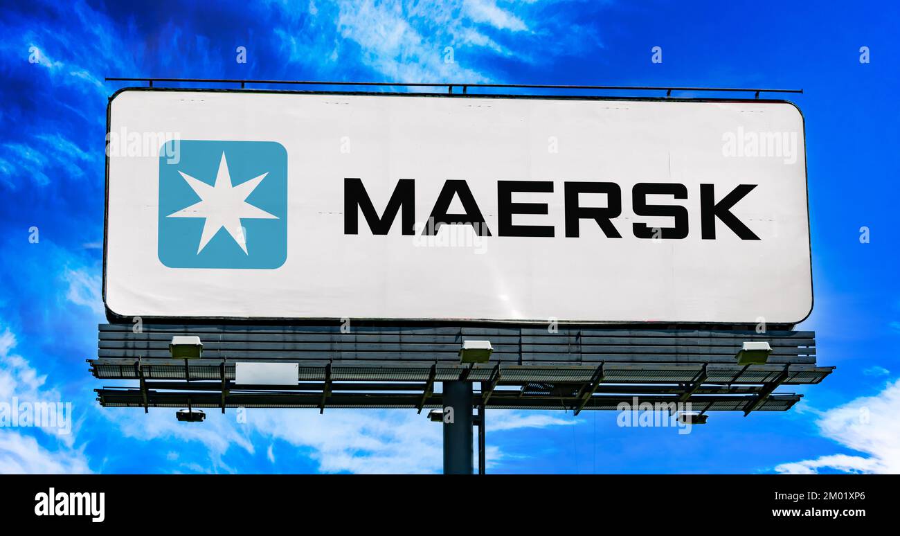 POZNAN, POL - 20 luglio 2022: Affissione pubblicitaria che mostra il logo di Maersk, una società di spedizione danese Foto Stock