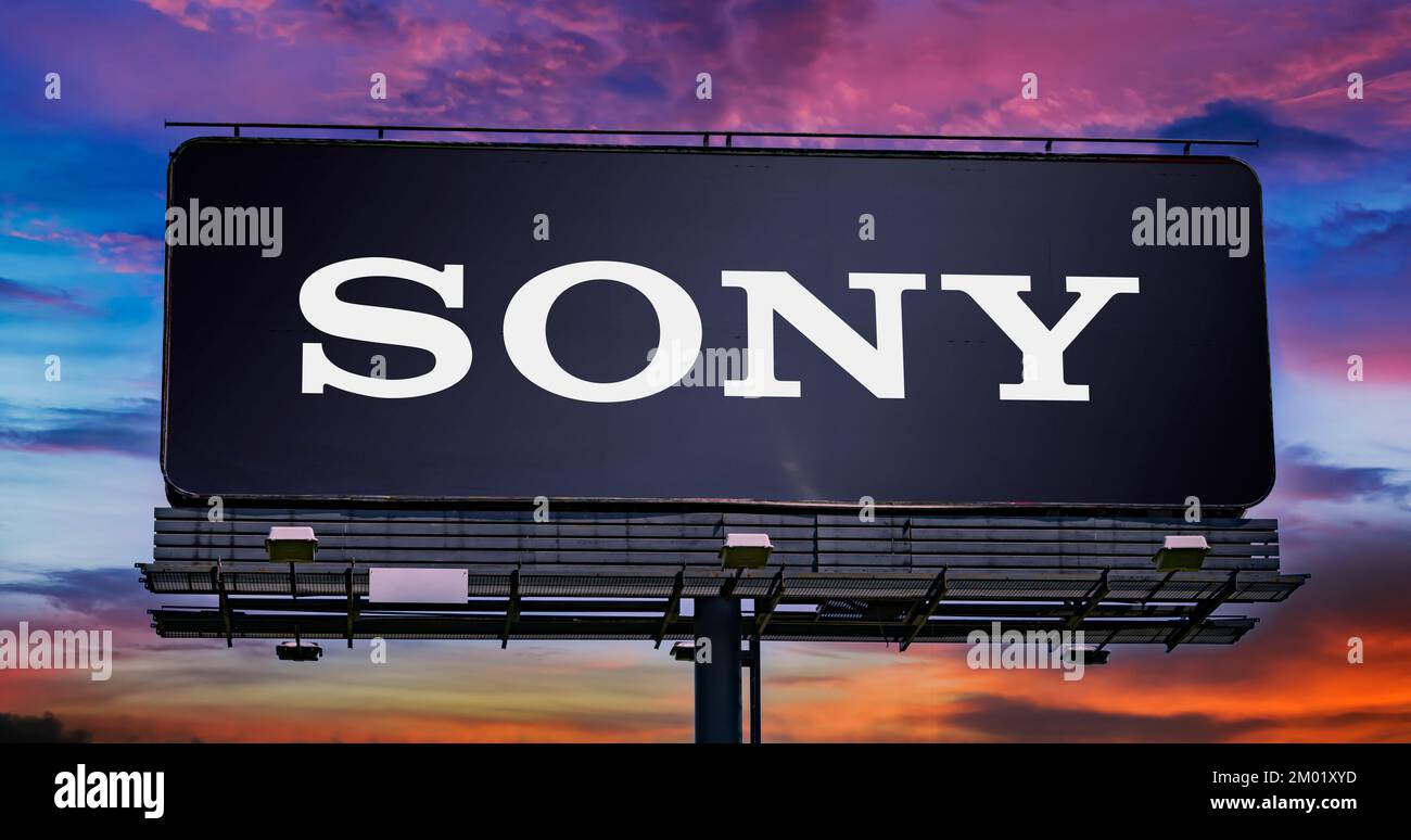 POZNAN, POL - 20 LUGLIO 2022: Affissione pubblicitaria con logo di Sony, una multinazionale con sede a Konan, Minato, Foto Stock