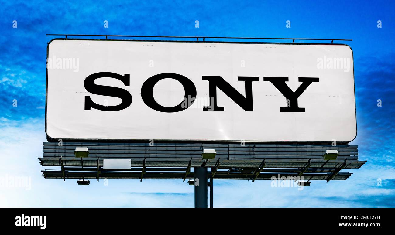 POZNAN, POL - 20 LUGLIO 2022: Affissione pubblicitaria con logo di Sony, una multinazionale con sede a Konan, Minato, Foto Stock