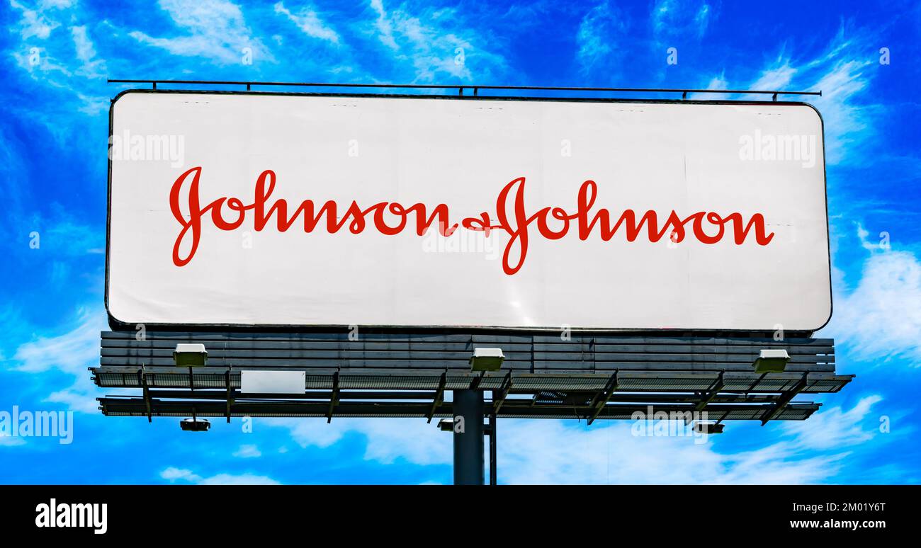 POZNAN, POL - Oct 28, 2022: Affissione pubblicitaria che mostra il logo di Johnson e Johnson, una società americana che sviluppa dispositivi medici, pha Foto Stock