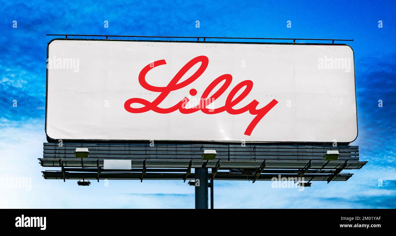 POZNAN, POL - 28 ottobre 2022: Affissione pubblicitaria con logo di Eli Lilly and Company, una società farmaceutica con sede a Indianapolis, Foto Stock