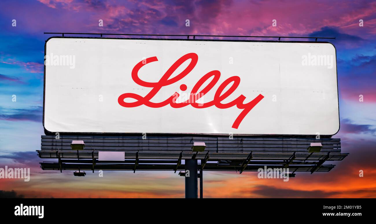 POZNAN, POL - 28 ottobre 2022: Affissione pubblicitaria con logo di Eli Lilly and Company, una società farmaceutica con sede a Indianapolis, Foto Stock