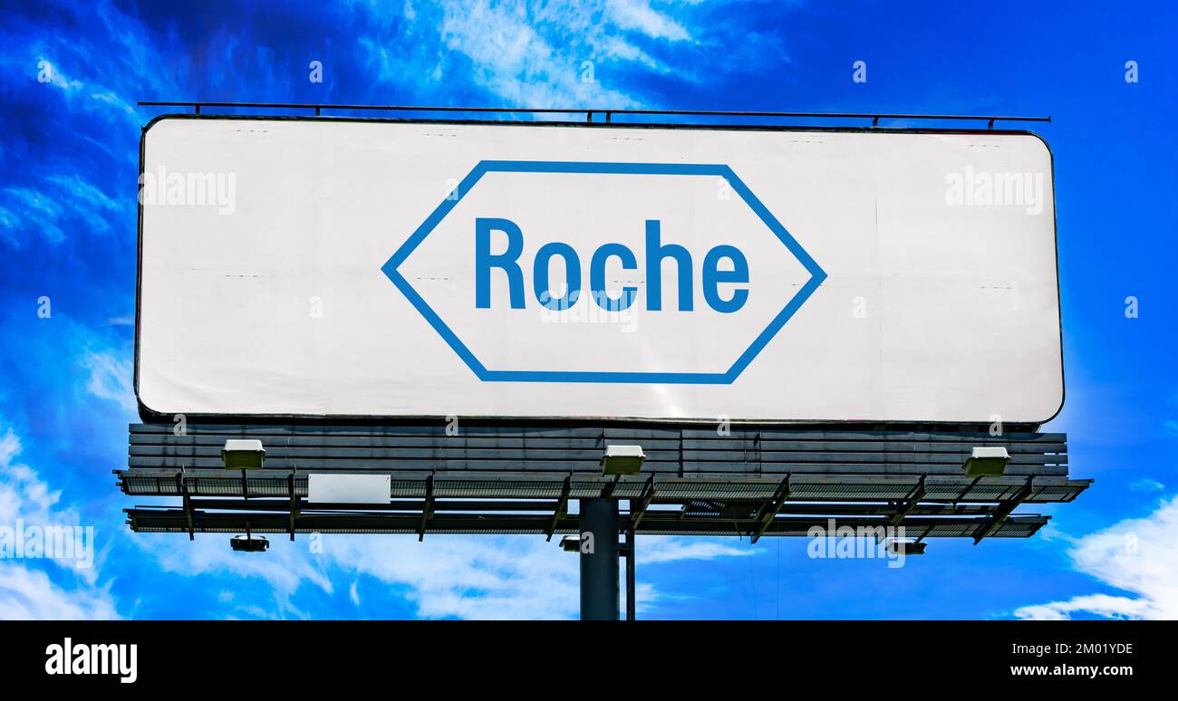 POZNAN, POL - 28 ottobre 2022: Affissione pubblicitaria con il logo di Roche, una multinazionale con sede a Basilea, Svizzera Foto Stock