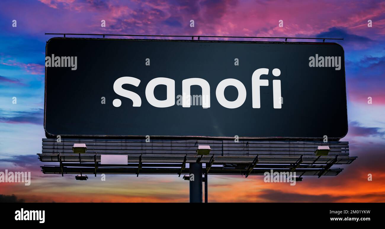 POZNAN, POL - 28 ottobre 2022: Affissione pubblicitaria con logo di Sanofi, una società farmaceutica e sanitaria con sede a Parigi, Francia Foto Stock