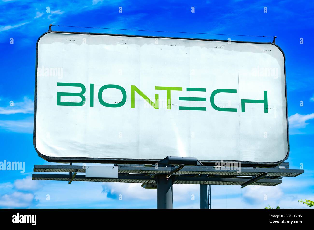 POZNAN, POL - 28 ottobre 2022: Affissione pubblicitaria con il logo di Biotech, una società di biotecnologia con sede a Magonza, Germania Foto Stock