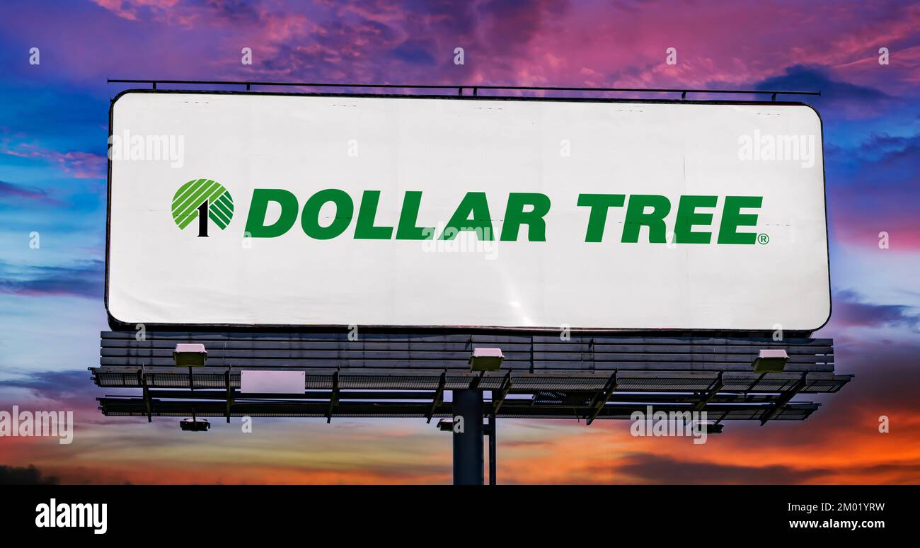 POZNAN, POL - 22 NOVEMBRE 2022: Affissione pubblicitaria che mostra il logo di Dollar Tree, una catena americana multi-prezzo-punto di sconti varietà negozi Foto Stock