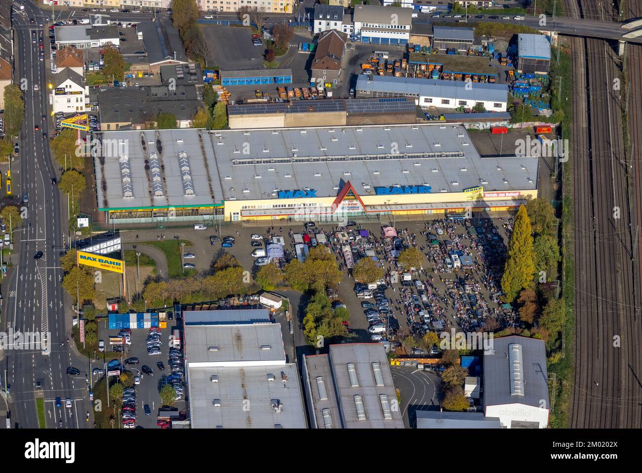 Veduta aerea, mercato delle pulci presso il negozio di articoli per il fai da te Max Bahr, Altenhagen, Hagen, Ruhr, Renania settentrionale-Vestfalia, Germania, visitatori, DE, Europa, fotografia aerea Foto Stock