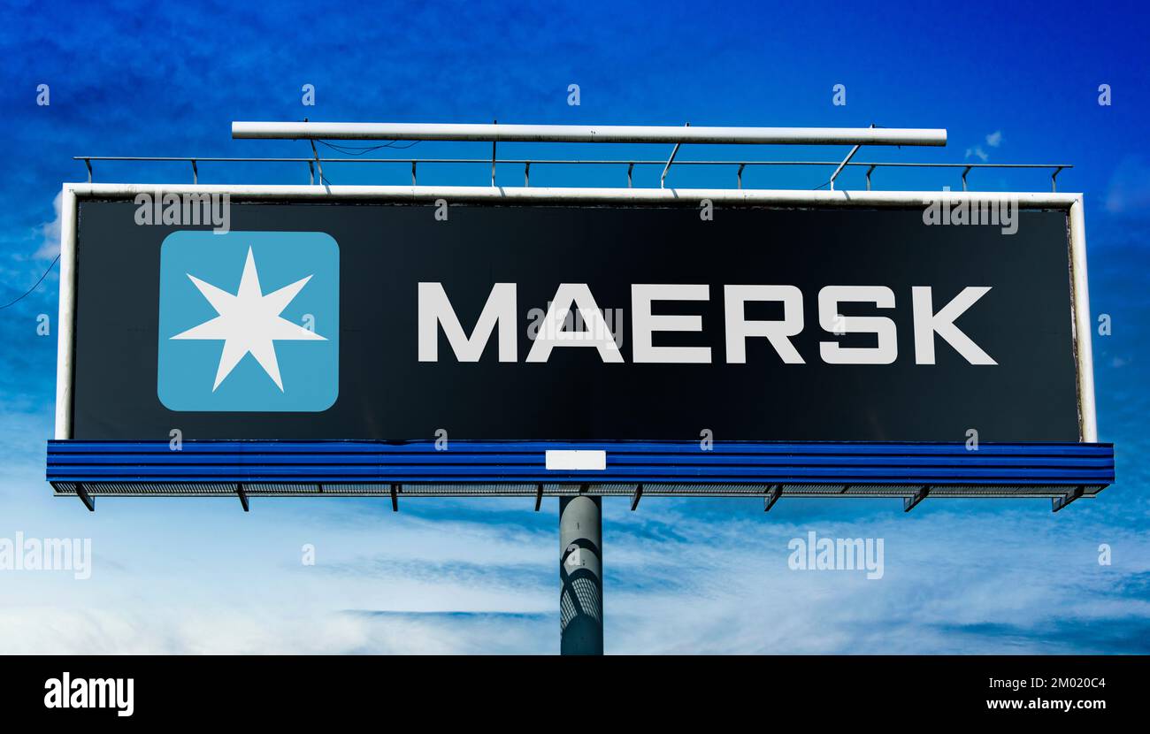 POZNAN, POL - 20 luglio 2022: Affissione pubblicitaria che mostra il logo di Maersk, una società di spedizione danese Foto Stock