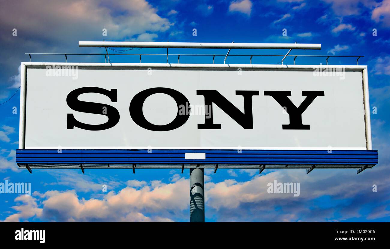 POZNAN, POL - 20 LUGLIO 2022: Affissione pubblicitaria con logo di Sony, una multinazionale con sede a Konan, Minato, Foto Stock