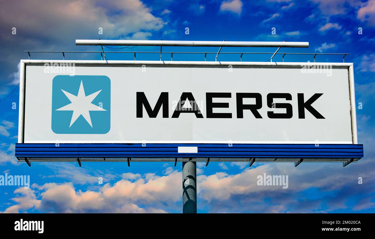 POZNAN, POL - 20 luglio 2022: Affissione pubblicitaria che mostra il logo di Maersk, una società di spedizione danese Foto Stock