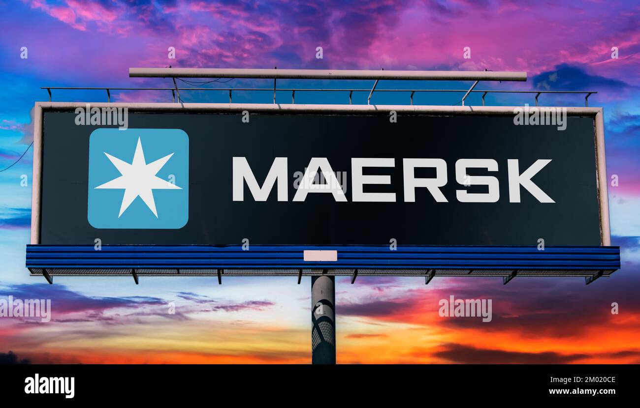 POZNAN, POL - 20 luglio 2022: Affissione pubblicitaria che mostra il logo di Maersk, una società di spedizione danese Foto Stock