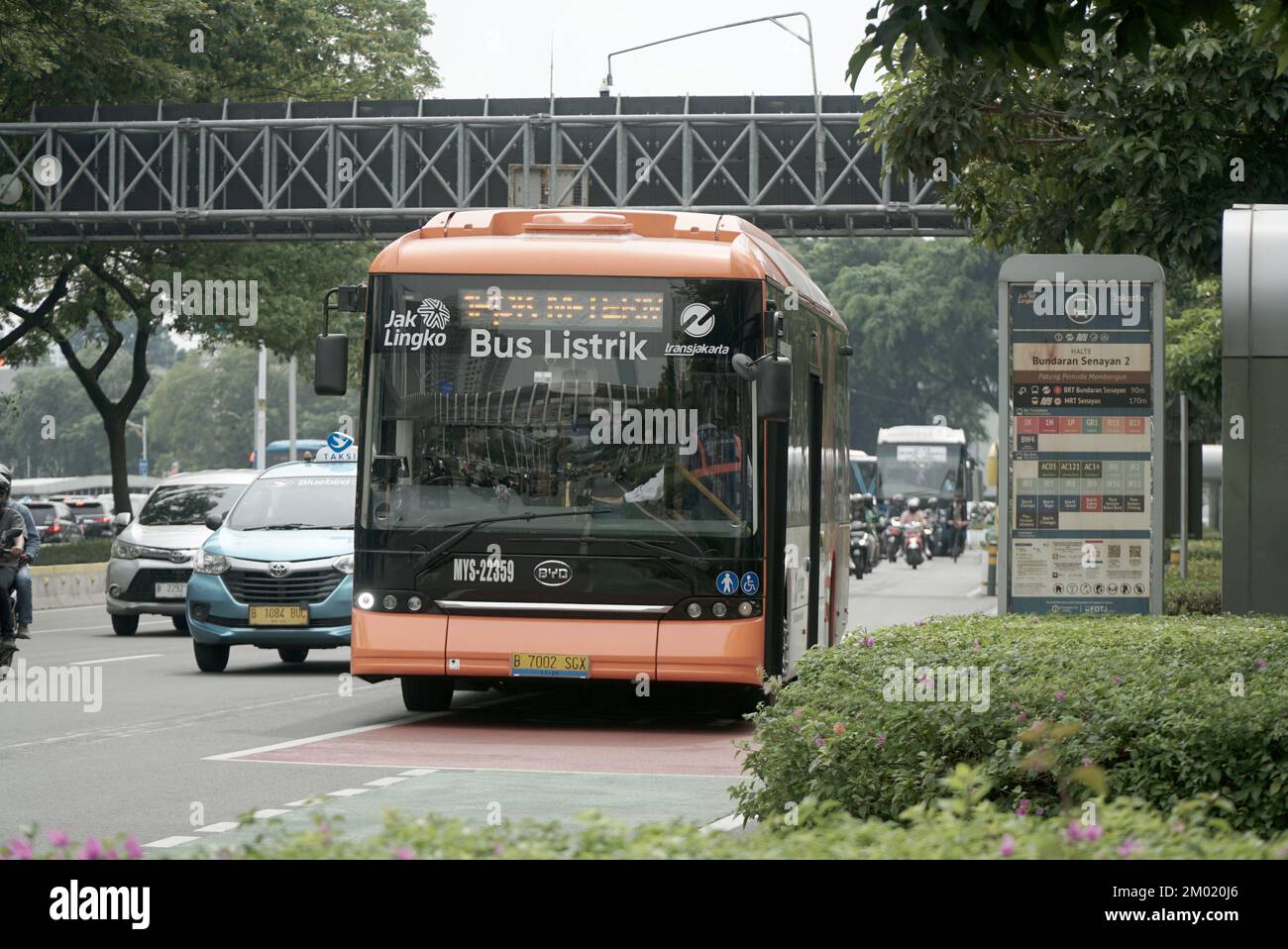 Nuovo mezzo di trasporto, senza inquinamento, autobus elettrico sulla strada principale, area commerciale Sudirman Street, Jakarta, Indonesia Foto Stock
