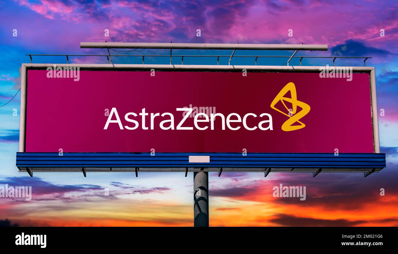 POZNAN, POL - 28 ottobre 2022: Affissione pubblicitaria con logo di AstraZeneca, una società farmaceutica e biotecnologica con sede a Cambri Foto Stock