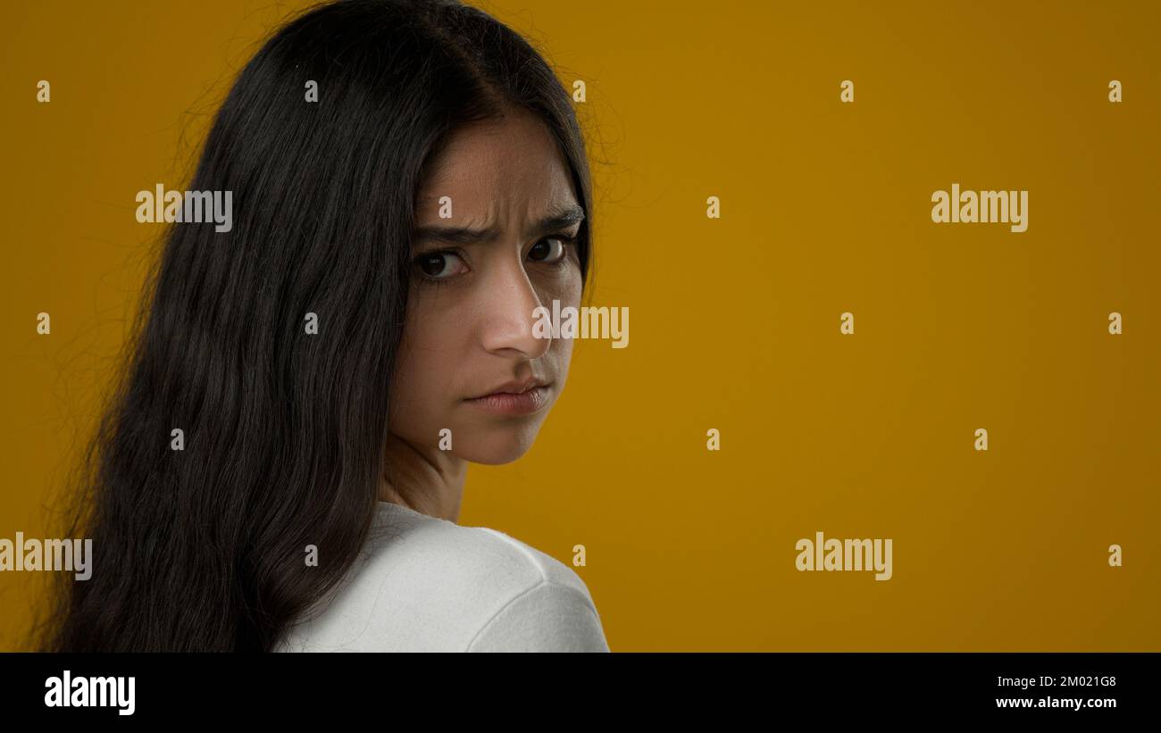 Ritratto in studio giallo triste sconvolto stressato ragazza etnica indiana soffrono con ansia femmina ansioso faccia depressa ragazza preoccupazione con depressione disperazione Foto Stock