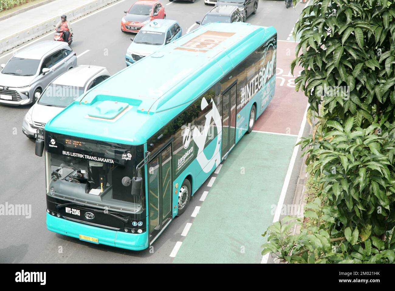 Trans Jakarta integrazione bus drive con autobus elettrico, sulla Sudirman Street, quartiere degli affari, Jakarta, Indonesia Foto Stock