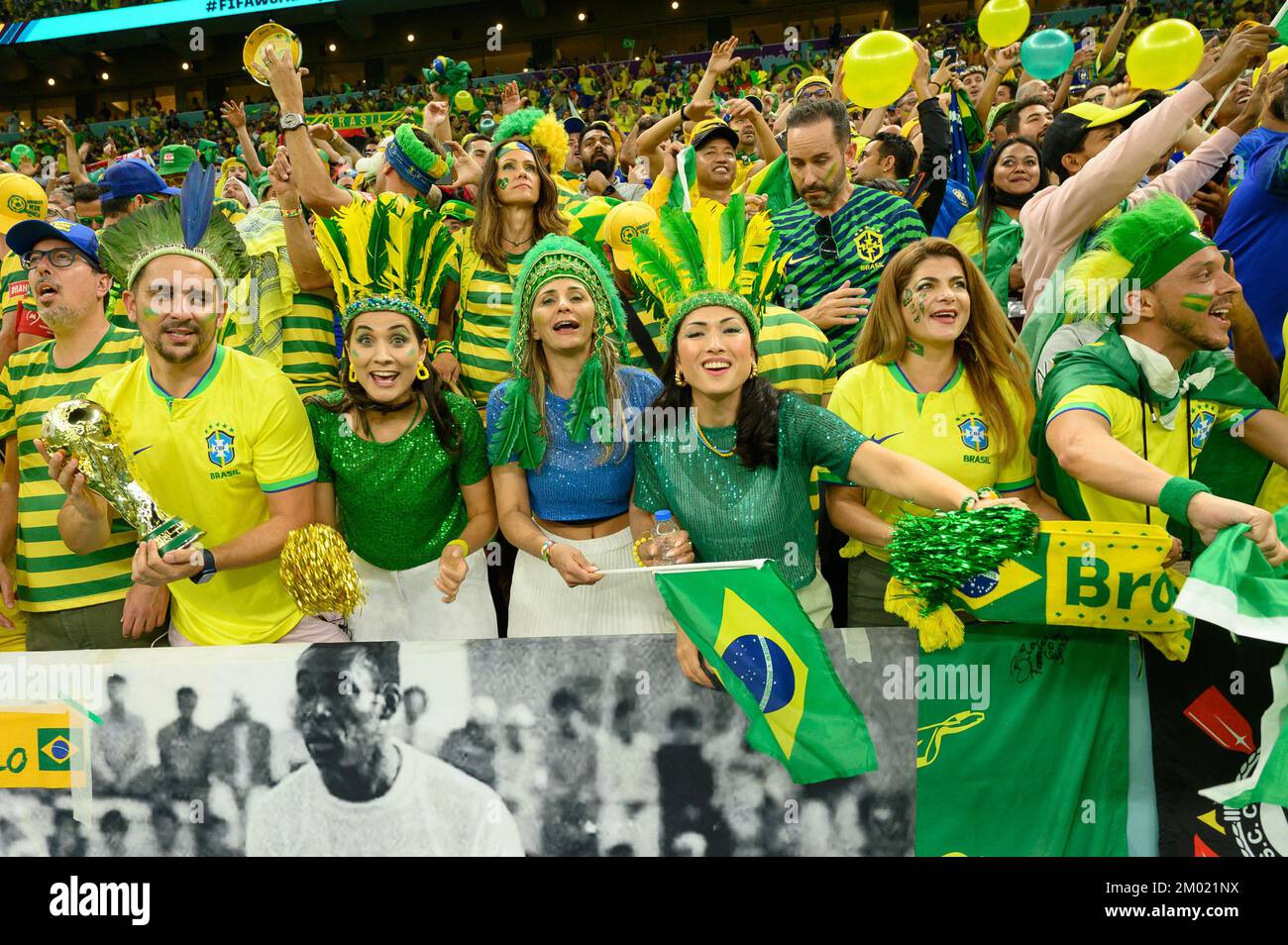 I fan brasiliani partecipano alla partita Camerun contro Brasile della Coppa del mondo FIFA Qatar 2022 al Lusail Stadium di Doha, Qatar, il 2 dicembre 2022. Foto di Laurent Zabulon/ABACAPRESS.COM Foto Stock