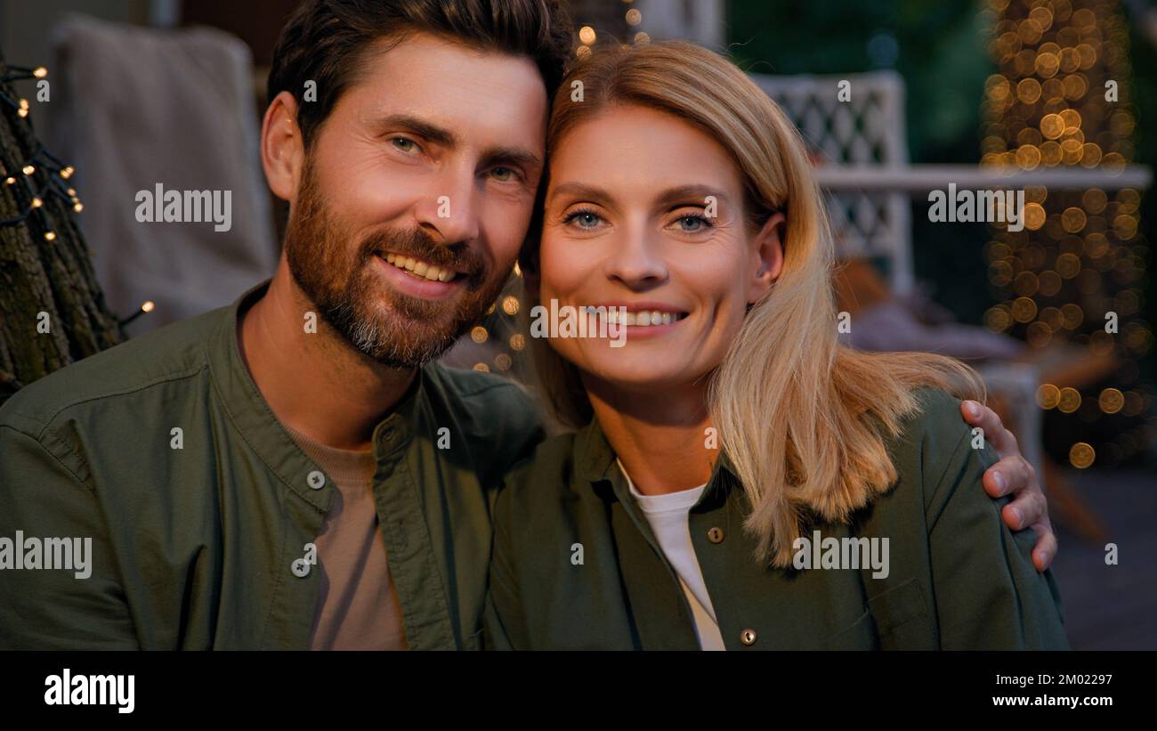 Ritratto primo piano esterno vista frontale due persone facce divertente sorridente felice caucasico sposato sposi sposi sposi sposi bearded marito uomo e moglie Foto Stock