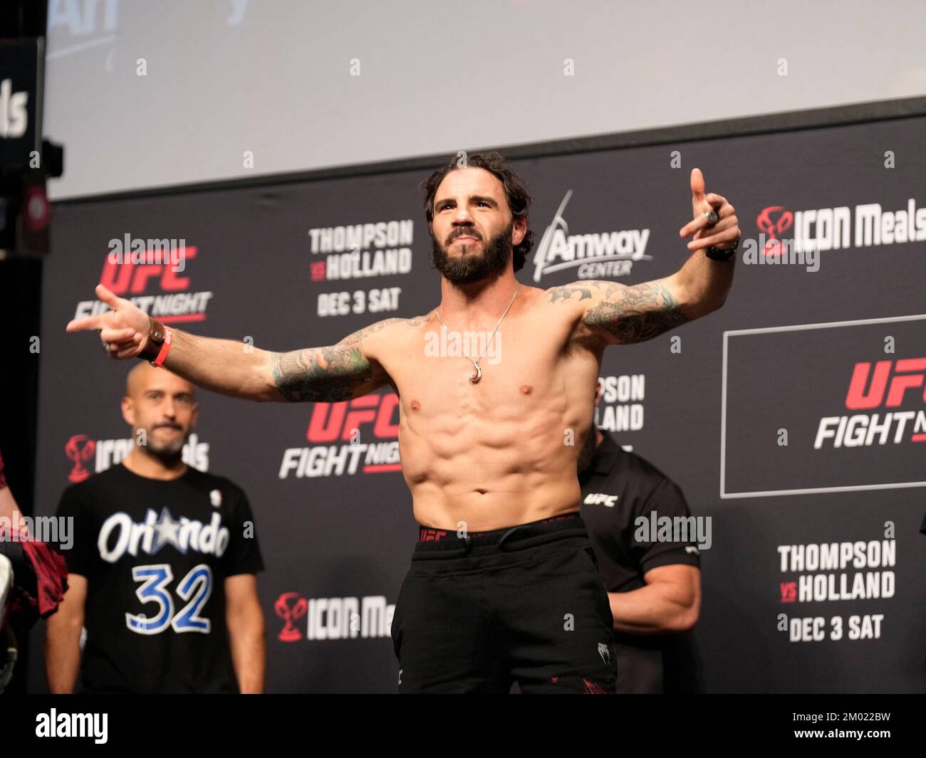 ORLANDO, FL, ORLANDO, FL, STATI UNITI. 2nd Dec, 2022. ORLANDO, FL - 2 Dicembre: Clay Guida si scalda sulla scala per le pesate cerimoniali all'Amway Center for UFC Orlando - Thompson vs Holland il 2 Dicembre 2022 a ORLANDO, FL, Stati Uniti. (Credit Image: © Louis Grasse/PX Imagens via ZUMA Press Wire) Credit: ZUMA Press, Inc./Alamy Live News Foto Stock