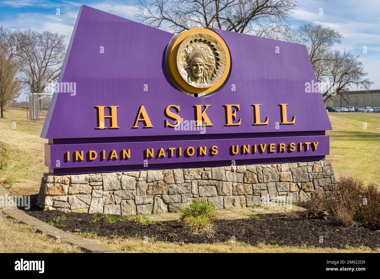 LAWRENCE, KS, USA - 2 NOVEMBRE 2022: Cartello d'ingresso al campus dell'Università delle Nazioni indiane di Haskell. Foto Stock