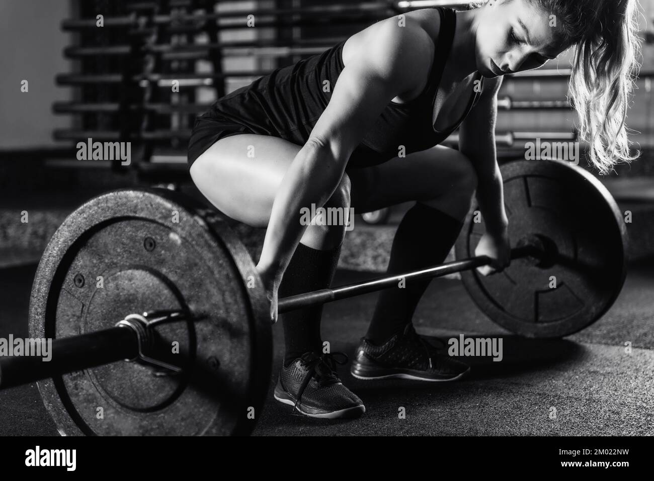Atleta femminile che solleva forti campane Foto Stock